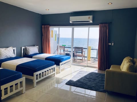 C 5 | Hypo-allergenic bedding, blackout drapes, free WiFi, bed sheets