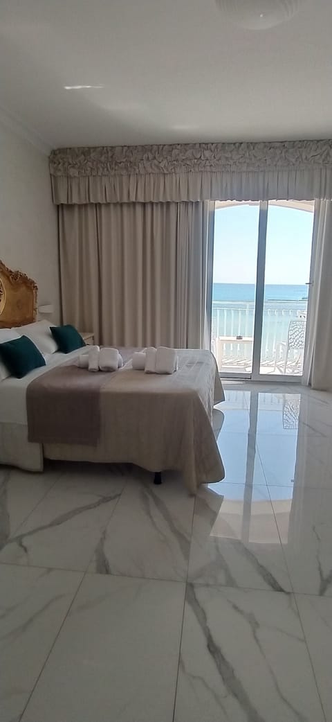 Luxury Quadruple Room | In-room safe, desk, blackout drapes, free WiFi