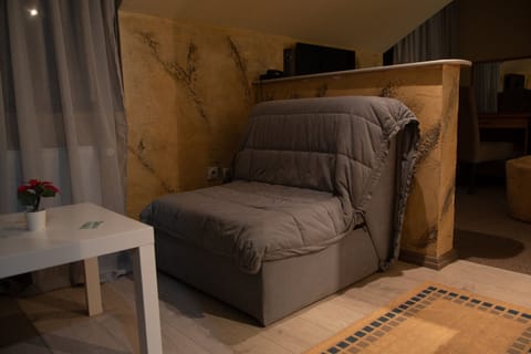 Deluxe Room | In-room safe, desk, laptop workspace, soundproofing