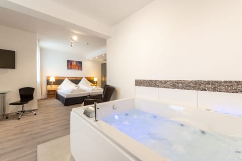 Family Suite | Indoor spa tub