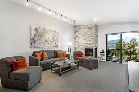 Newly Updated Beautiful Condo With Amazing Views!