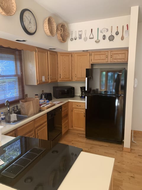 Kitchen with Fridge/Freezer (with Ice-Maker), Dishwasher, Electric Range/Oven