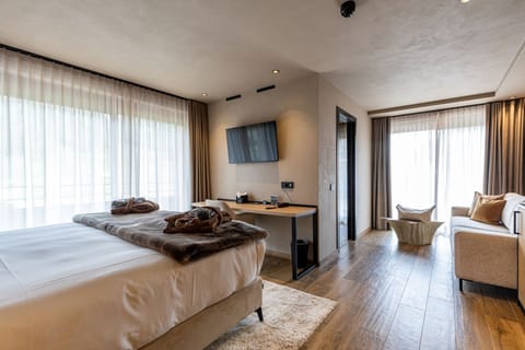 Superior Double Room, Mountain View | Hypo-allergenic bedding, down comforters, minibar, in-room safe