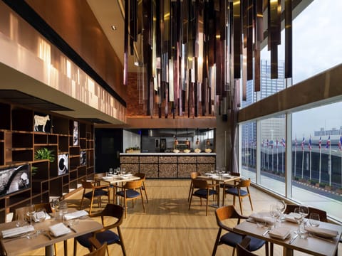 2 restaurants; breakfast, lunch, and dinner served