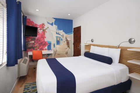 Standard Room, 1 Queen Bed, Non Smoking, Refrigerator & Microwave | Premium bedding, down comforters, desk, laptop workspace