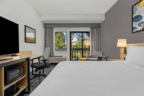 Deluxe Room, 1 King Bed, Mountain View | Pillowtop beds, desk, laptop workspace, rollaway beds