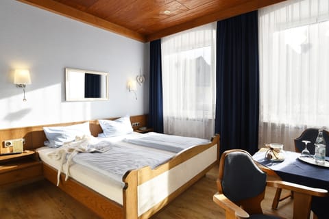 Double Room | Desk, free WiFi, bed sheets