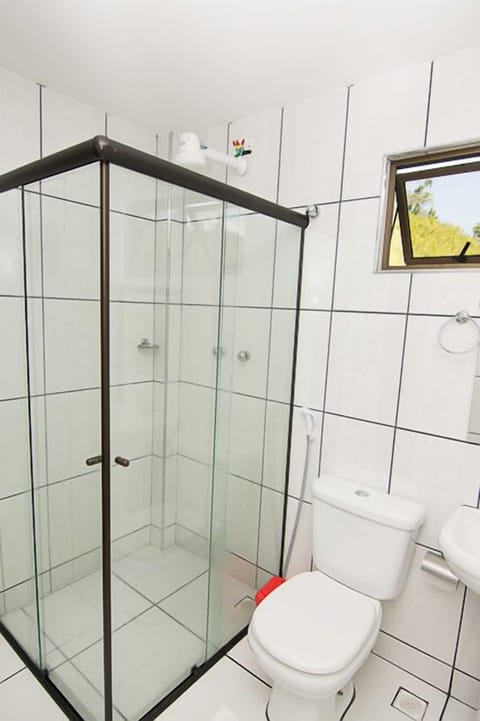 Deluxe Room | Bathroom | Shower, towels