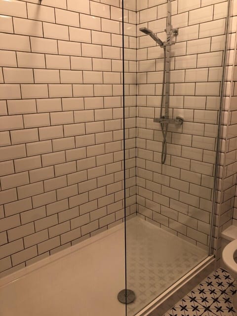 Deluxe Double Room | Bathroom | Deep soaking tub, free toiletries, towels