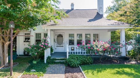 Tracy's Downtown Cottage