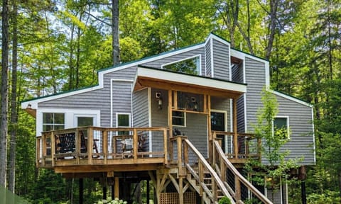 Luxurious and Private Treehouse supported by 4 Trees with additional supports for outer areas!