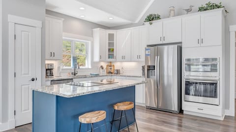 Fully Stocked Kitchen (1)