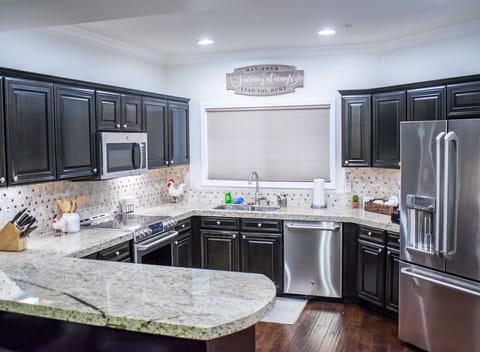 Fully stocked kitchen w/ extra seating at the counter.
