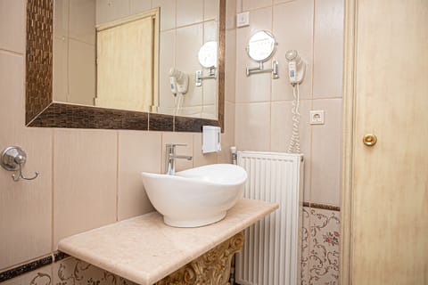 Single Room | Bathroom | Shower, free toiletries, hair dryer, slippers