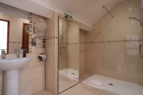 Apartment Split Level | Bathroom | Free toiletries, hair dryer, towels