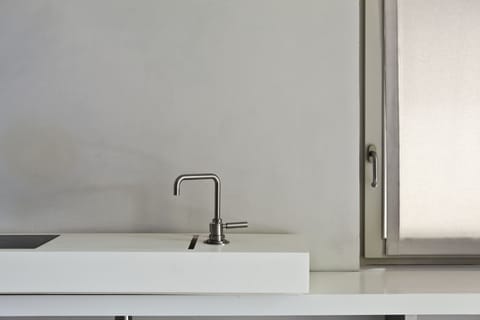 Deluxe Studio | Private kitchen | Coffee/tea maker, electric kettle