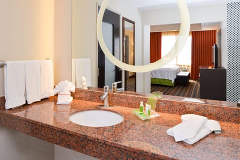 Standard Room, 1 King Bed | Bathroom | Combined shower/tub, free toiletries, hair dryer, towels