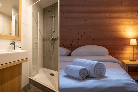 Apartment, 3 Bedrooms | Bathroom | Free toiletries, towels