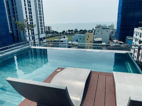 12 outdoor pools, sun loungers