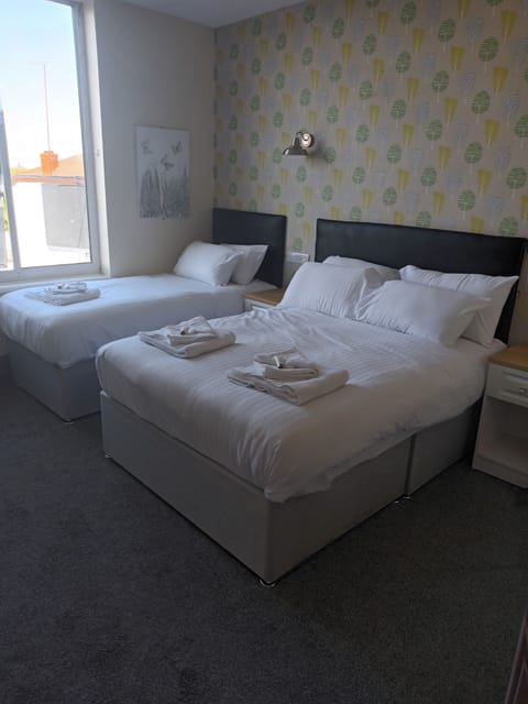 Family Room | Desk, free WiFi, bed sheets