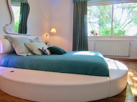 Comfort Suite, Ensuite, Pool View (Bleuet) | Memory foam beds, blackout drapes, free rollaway beds, free WiFi