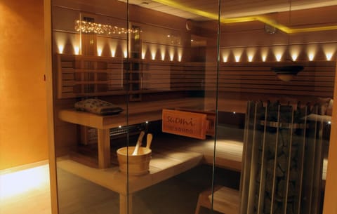 Sauna, hot tub, steam room