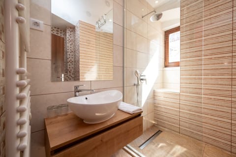 Combined shower/tub, hair dryer, bathrobes, slippers