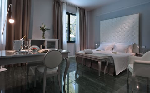 Executive Studio Suite | Minibar, in-room safe, desk, laptop workspace