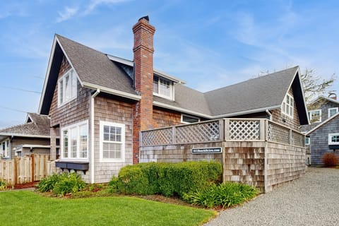 Charming cottage 1 block from the Prom & beach with private deck & Ping-Pong House in Seaside