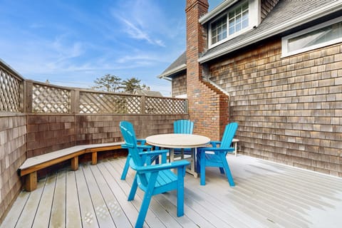 Charming cottage 1 block from the Prom & beach with private deck & Ping-Pong House in Seaside