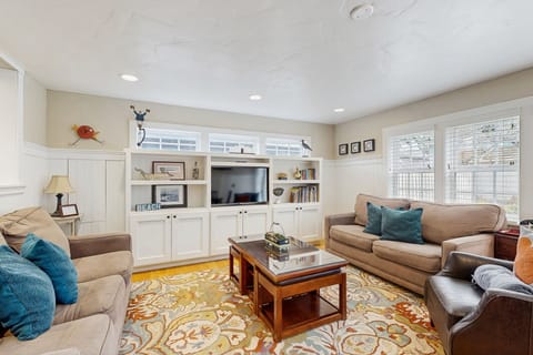 Charming cottage 1 block from the Prom & beach with private deck & Ping-Pong House in Seaside