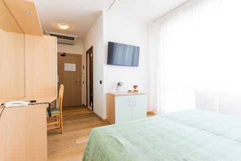 Double Room | In-room safe, desk, free cribs/infant beds, free WiFi