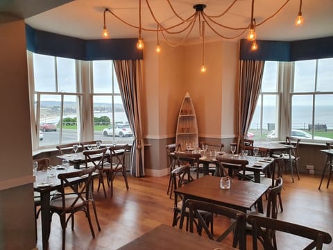 Breakfast and dinner served