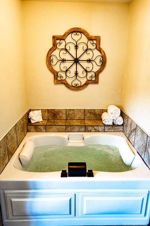 Deluxe Room, 1 King Bed, Jetted Tub (Not on the River) | Pillowtop beds, in-room safe, desk, laptop workspace