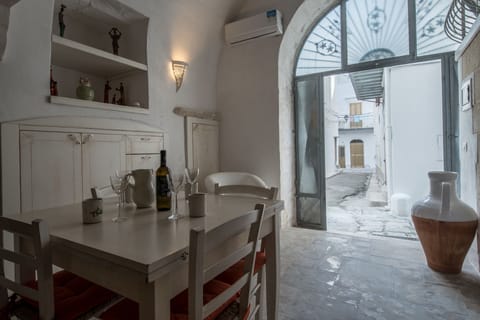 Apartment, 1 Bedroom, Non Smoking | In-room dining