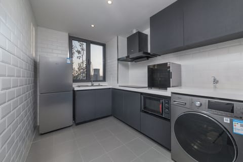 Suite, 1 Bedroom (Dining) | Private kitchen | Electric kettle