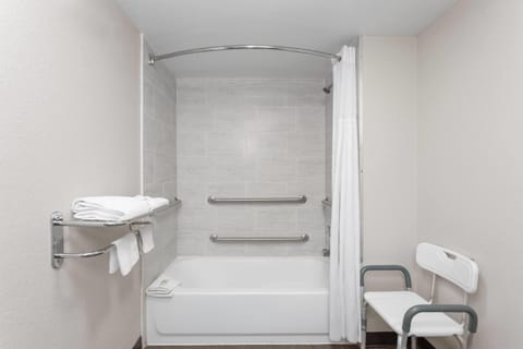 Room, 1 Queen Bed, Accessible, Bathtub (Mobility/Hearing, Grab bars) | Accessible bathroom