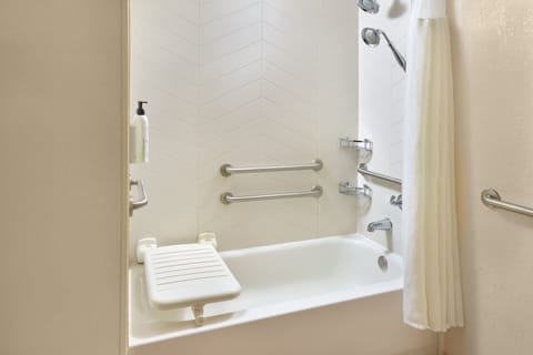 Combined shower/tub, free toiletries, hair dryer, towels