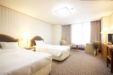 Deluxe Twin Room | Minibar, free WiFi, bed sheets