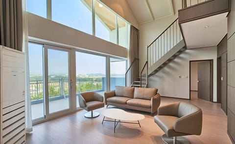 Hugreen Royal Suite | Desk, WiFi (free)
