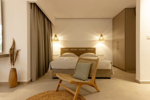 Superior Studio | Free cribs/infant beds, bed sheets, wheelchair access