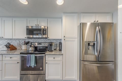 Shores of Madeira 1004 Kitchen