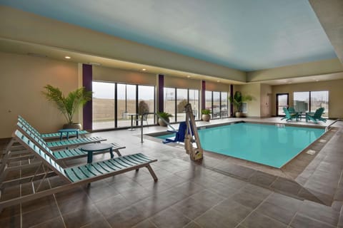 Indoor pool, sun loungers