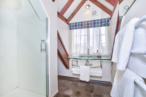 Family Room | Bathroom | Free toiletries, hair dryer, towels