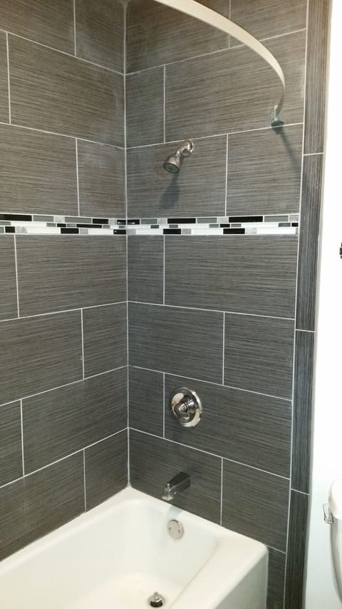 Combined shower/tub, free toiletries, hair dryer, towels