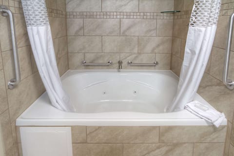 Room, 1 King Bed, Non Smoking | Bathroom | Shower, free toiletries, hair dryer, towels