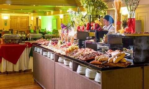 Daily buffet breakfast for a fee