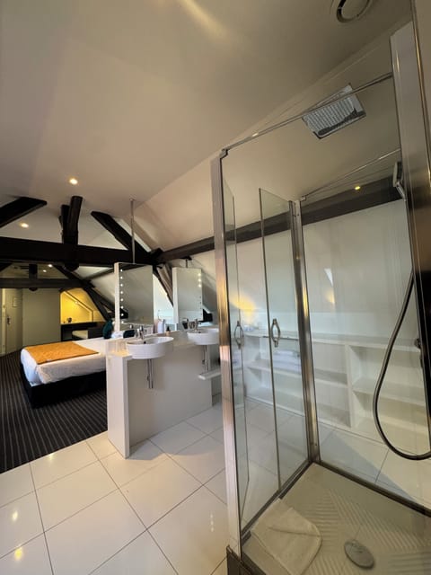 Family Room, 1 Queen Bed, Non Smoking (with Sofabed) | Bathroom | Shower, hair dryer, towels