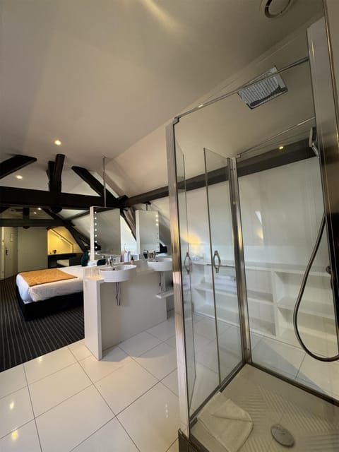 In-room safe, soundproofing, free WiFi, bed sheets