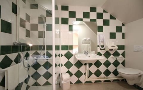 Superior Double Room | Bathroom | Shower, free toiletries, hair dryer, towels